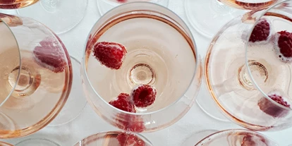 Winterhochzeit - Karlstetten - Als Aperitif empfehlen wir unseren Rosé-Frizzante mit frischen Beeren! - WEINGUT & WEINBLICK Grafinger