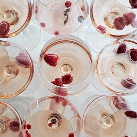 Hochzeitslocation: Als Aperitif empfehlen wir unseren Rosé-Frizzante mit frischen Beeren! - WEINGUT & WEINBLICK Grafinger