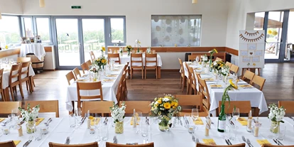 Winterhochzeit - Karlstetten - Hochzeitstafel in Gelb! - WEINGUT & WEINBLICK Grafinger