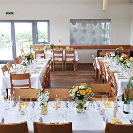 Hochzeitslocation: Hochzeitstafel in Gelb! - WEINGUT & WEINBLICK Grafinger