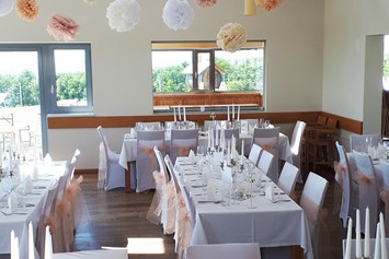 Hochzeitslocation: Eine Hochzeitstafel in Rosa! - WEINGUT & WEINBLICK Grafinger