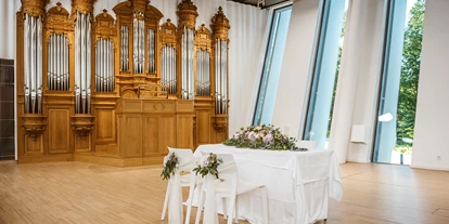 Winterhochzeit - Neumarkt im Mühlkreis - Kleiner Saal: Kapazität 120 Personen bei Kinobestuhlung
Ausstattung: Klimaanlage, 25 Stehtische mit Spannhussen, Ausreichend Stühle (keine Stuhlhussen), Tageslicht, komplette Verdunkelung möglich
Catering: Das Catering ist frei wählbar. Gerne helfen wir bei der Auswahl des geeigneten Caterings.
Musik: Gerne sind wir bei der Auswahl und Organisation der passenden musikalischen Umrahmung behilflich.
Technik: Die Räumlichkeiten der Bruckneruniversität sind auf dem neusten Stand der Technik. Individuelle Anforderungen werden gerne
vorab persönlich besprochen. - Anton Bruckner Privatuniversität