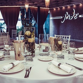Hochzeitslocation: Geschmackvoll geschmückt, edel gedeckte Tische - JADE SAAL EVENTLOCATION
