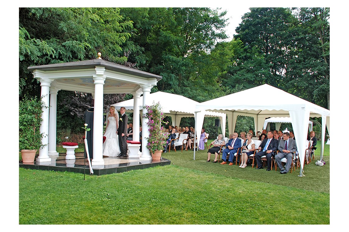 Hochzeitslocation: Pavillon und Kuppelzelt auf Burgwiese - The Lakeside Burghotel zu Strausberg