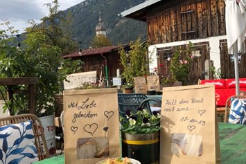 Hochzeitslocation: Garten mit Bergpanorama im 4Eck Restaurant Garmisch-Partenkirchen, Hochzeitsempfang mit Brottüten und Aufstrich - 4ECK Restaurant & Bar 