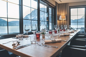 Hochzeitslocation: Gedeckter Tisch mit der Traumaussicht - 180° Restaurant-Konditorei