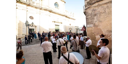 Winterhochzeit - Lecce - Neben dem Schloss gelegene, katholische Kirche mit traditioneller Band www.retreat-palazzo.de - Retreat Palazzo