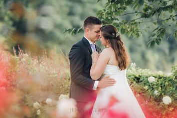 Hochzeitslocation: Die Umgebung bietet unzählige tolle Fotogelegenheiten für ein intimes Brautpaarshooting. - Gut Hermeshof