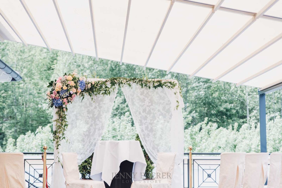 Hochzeitslocation: Für eine Trauung unter freiem Himmel bietet das Hotel & Restaurant DRESEL eine überdachte Terrasse mit Weitblick. - Hotel & Restaurant DRESEL