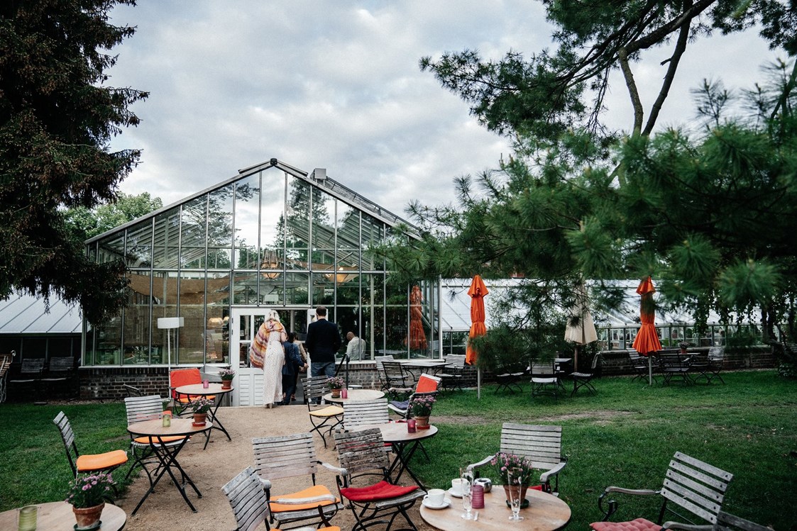Hochzeitslocation: Der weite Garten der Königlichen Gartenakademie lädt zu einem Glas Prosecco im Freien. - Königliche Gartenakademie