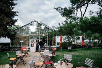 Hochzeitslocation: Der weite Garten der Königlichen Gartenakademie lädt zu einem Glas Prosecco im Freien. - Königliche Gartenakademie