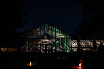 Hochzeitslocation: Das Glashaus der Königlichen Gartenakademie in 14195 Berlin bei Nacht. - Königliche Gartenakademie