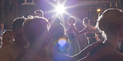 Winterhochzeit - Tirol - Partystimmung in der Triendlsäge in Seefeld. - Waldgasthaus Triendlsäge