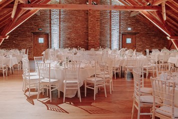 Hochzeitslocation: Eventtenne mit Vintagebestuhlung (Chiavaristühle) und runden Tischen für 180 Gäste - Eventtenne - Hochzeits- & Veranstaltungslocation