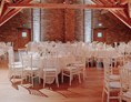 Hochzeitslocation: Eventtenne mit Vintagebestuhlung (Chiavaristühle) und runden Tischen für 180 Gäste - Eventtenne - Hochzeits- & Veranstaltungslocation