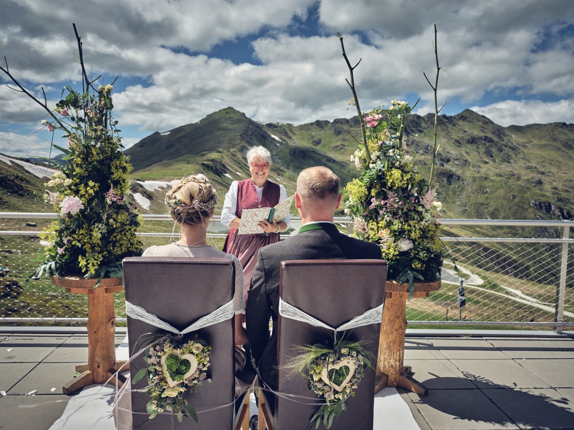 Hochzeitslocation: Sommer Trachten Hochzeit im Gipfeltreffen auf 2.300m | mit traumhaften Bergpanorama | Sommer 2020 - Das Alpenwelt Resort****SUPERIOR