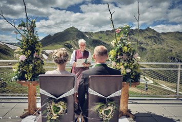 Hochzeitslocation: Sommer Trachten Hochzeit im Gipfeltreffen auf 2.300m | mit traumhaften Bergpanorama | Sommer 2020 - Das Alpenwelt Resort****SUPERIOR