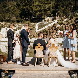 Hochzeitslocation: Freie Trauung am See (c) Alexandra Jäger / @alexandra.grafie - Stöttlalm