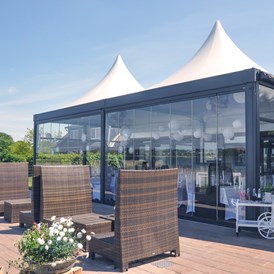 Hochzeitslocation: Terrasse mit eleganten Loungemöbeln - Strandrestaurant Marienbad