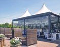 Hochzeitslocation: Terrasse mit eleganten Loungemöbeln - Strandrestaurant Marienbad