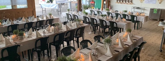 Hochzeitslocation: Feiern mit Aussicht!
Hirsch-Höckli - Das Festlokal für Ihren Anlass. Ab 25 bis 100 Personen. Keine Raummiete, keine zusätzliche Kosten, wenn es länger wird!
Als Highlight: Eine Führung durch die Zucht unserer Damhirsche, nur 20m neben dem Eventraum.
Ob Hochzeiten oder Firmenanlässe, unsere Lage in einer Sackgasse verspricht keinen lästigen Durchgangsverkehr und somit können auch die Kleinen ungestört draussen spielen.
Der Blick ins St. Galler Rheintal und angrenzende Voralberg ist atemberaubend.
Unsere Küche ist spezialisiert auf Buffet. Ob Wild, Poulet oder Schwein, wir erfüllen alle Ihre Wünsche!!
Die eigene Wiese ist ideal als Parkplatz für Ihre Autos, auch wenn Sie übernacht stehen bleiben wollen - es fallen keine Parkkosten an.
Das Hirsch-Höckli ist sowohl mit Stretchlimousine als auch mit Bussen bis vor die Türe ereichbar.
Attraktionen:
-Damhirschbesichtigung nur 20 Meter neben der Location
-Luftgewehr schiessen
-Fischen (im eigenen Weiher 14x42m)
-Tischfussballkasten
-Nagelstock
-etc - Hirsch-Höckli - Feiern mit Aussicht