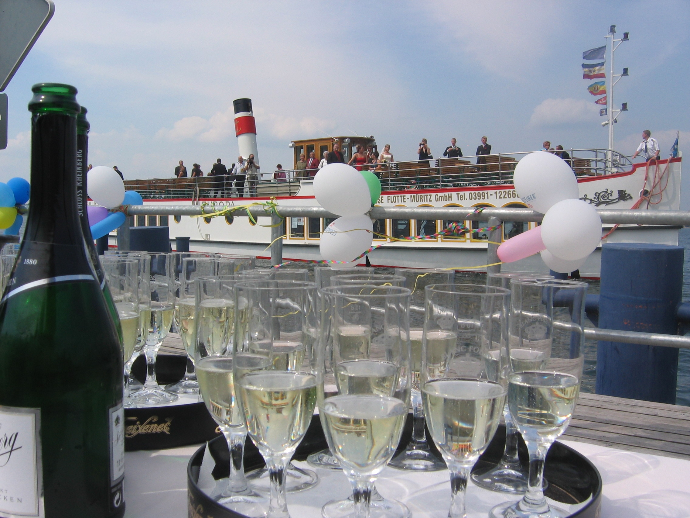 Winterhochzeit - Müritz - Sektampfang am Bootssteg - Seehotel Ecktannen