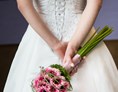 Hochzeitslocation: Schicke Braut mit schickem Brautstrauß - Hotel Altes Stahlwerk