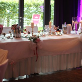 Hochzeitslocation: Brauttisch im EventRaum - Hotel Altes Stahlwerk