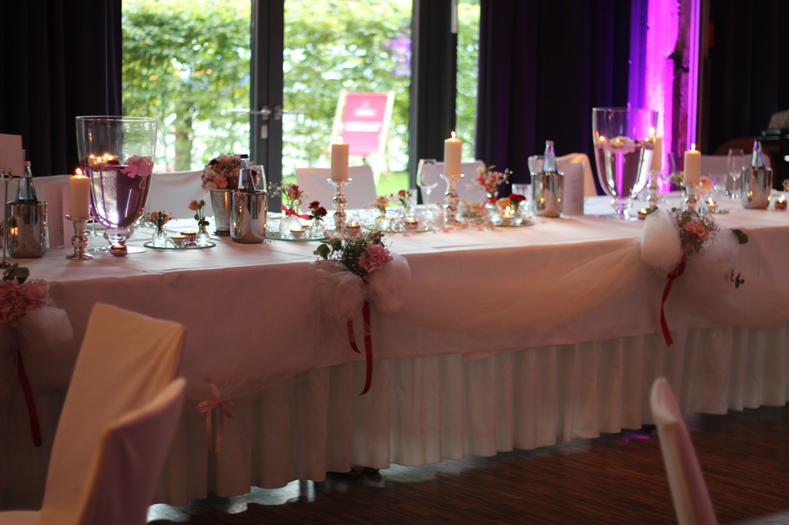 Hochzeitslocation: Brauttisch im EventRaum - Hotel Altes Stahlwerk