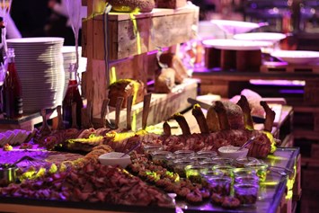 Hochzeitslocation: Speisenauswahl auf dem Buffet in kleinen Gläschen - Hotel Altes Stahlwerk