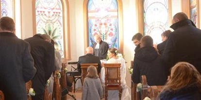 Winterhochzeit - Neumarkt im Mühlkreis - Trauung in der Premakirche am Vedahof.
Die Kirche der 5 Weltreligionen wurde 2017 von Vertretern aller 5 Weltreligionen eingeweiht! - Vedahof - Gramastetten