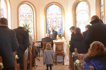 Hochzeitslocation: Trauung in der Premakirche am Vedahof.
Die Kirche der 5 Weltreligionen wurde 2017 von Vertretern aller 5 Weltreligionen eingeweiht! - Vedahof - Gramastetten