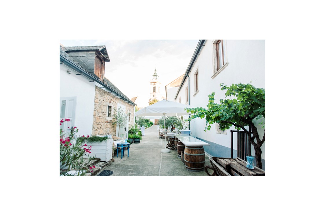 Hochzeitslocation: Blick in den Innenhof. Die Kirche ist fußläufig erreichbar. - Himmelblau Rust - Hochzeit im Vintage Haus