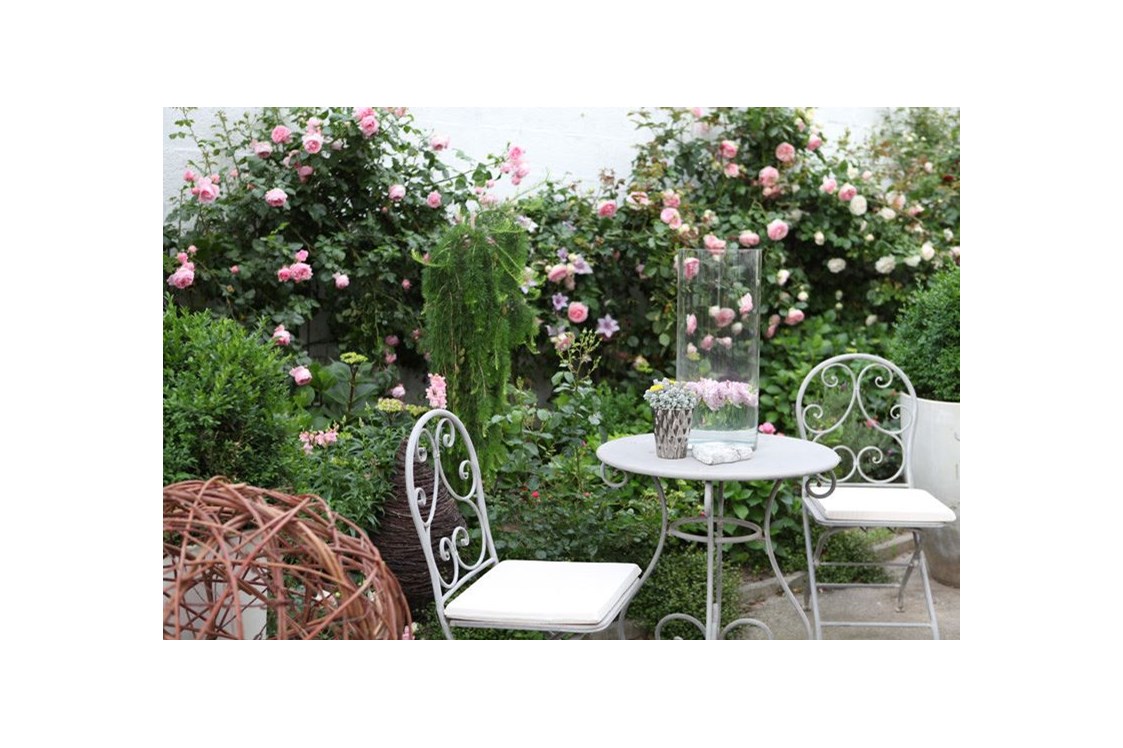 Hochzeitslocation: Englische Rosen säumen den Innenhof - Himmelblau Rust - Hochzeit im Vintage Haus