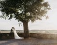 Hochzeitslocation: Die Burg Stettenfels bietet zahlreiche tolle Spots für herrliche Brautpaar-Fotos. - Burg Stettenfels