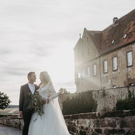 Hochzeitslocation: Die Burg Stettenfels bietet zahlreiche tolle Spots für herrliche Brautpaar-Fotos. - Burg Stettenfels