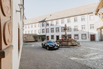 Hochzeitslocation: Die prunkvolle Zufahrt zur Burg Stettenfels in Baden-Württemberg. - Burg Stettenfels