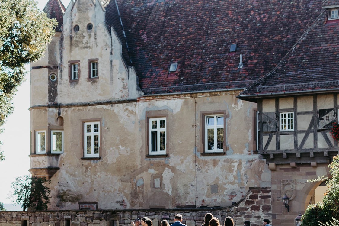 Hochzeitslocation: Die prachtvolle Einfahrt der Burg Stettenfels. - Burg Stettenfels