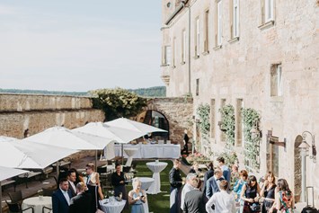 Hochzeitslocation: Die grüne Terrasse der Burg Stettenfels eignet sich ideal für den Empfang oder eine Geschenketisch. - Burg Stettenfels