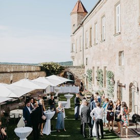 Hochzeitslocation: Die grüne Terrasse der Burg Stettenfels eignet sich ideal für den Empfang oder eine Geschenketisch. - Burg Stettenfels