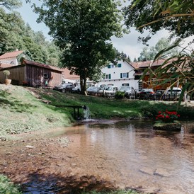 Hochzeitslocation: Der Landgasthof Heidersbacher Mühle liegt idylisch eingebettet in seiner Umgebung. - Landgasthof Heidersbacher Mühle