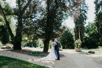 Hochzeitslocation: Der Schlossgarten des Dippelshof lädt darüber hinaus zu tollen Hochzeitsfotos. - Hofgut Dippelshof