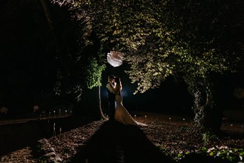 Hochzeitslocation: Auch bei Nacht bietet das Hofgut Dippelshof beeindruckende Fotolocations. - Hofgut Dippelshof
