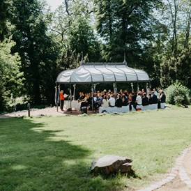 Hochzeitslocation: Für die Trauung im Freien steht euch die riesige Gartenlandschaft des Hofgut Dippelshof zur Verfügung. - Hofgut Dippelshof