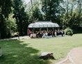 Hochzeitslocation: Für die Trauung im Freien steht euch die riesige Gartenlandschaft des Hofgut Dippelshof zur Verfügung. - Hofgut Dippelshof