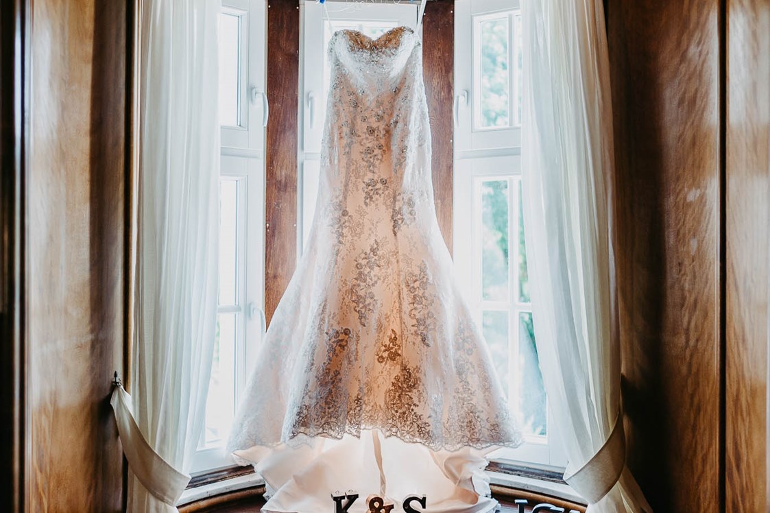 Hochzeitslocation: Wir bieten das perfekte Ambienten für das Brautkleid - und die perfekte Hochzeitslocation für euch. - Hofgut Dippelshof
