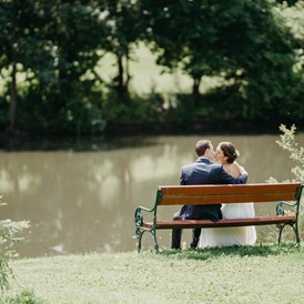 Hochzeitslocation: Auch der kleine See des Gut Hühnerhof lädt zu beeindruckenden Hochzeits-Paar-Fotos. - Gut Hühnerhof