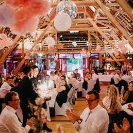 Hochzeitslocation: Der rustikale Festsaal bietet ausreichend Platz für eine unvergessliche Hochzeitsfeier in Hessen. - Gut Hühnerhof