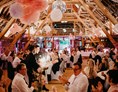 Hochzeitslocation: Der rustikale Festsaal bietet ausreichend Platz für eine unvergessliche Hochzeitsfeier in Hessen. - Gut Hühnerhof