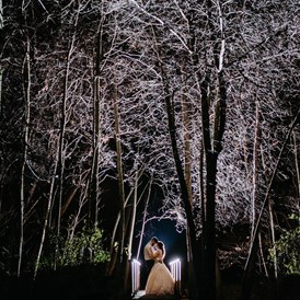 Hochzeitslocation: Die große Gartenanlage der Haxenmühle lädt zu tollen Hochzeitsfotos bei Nacht. - Haxenmühle